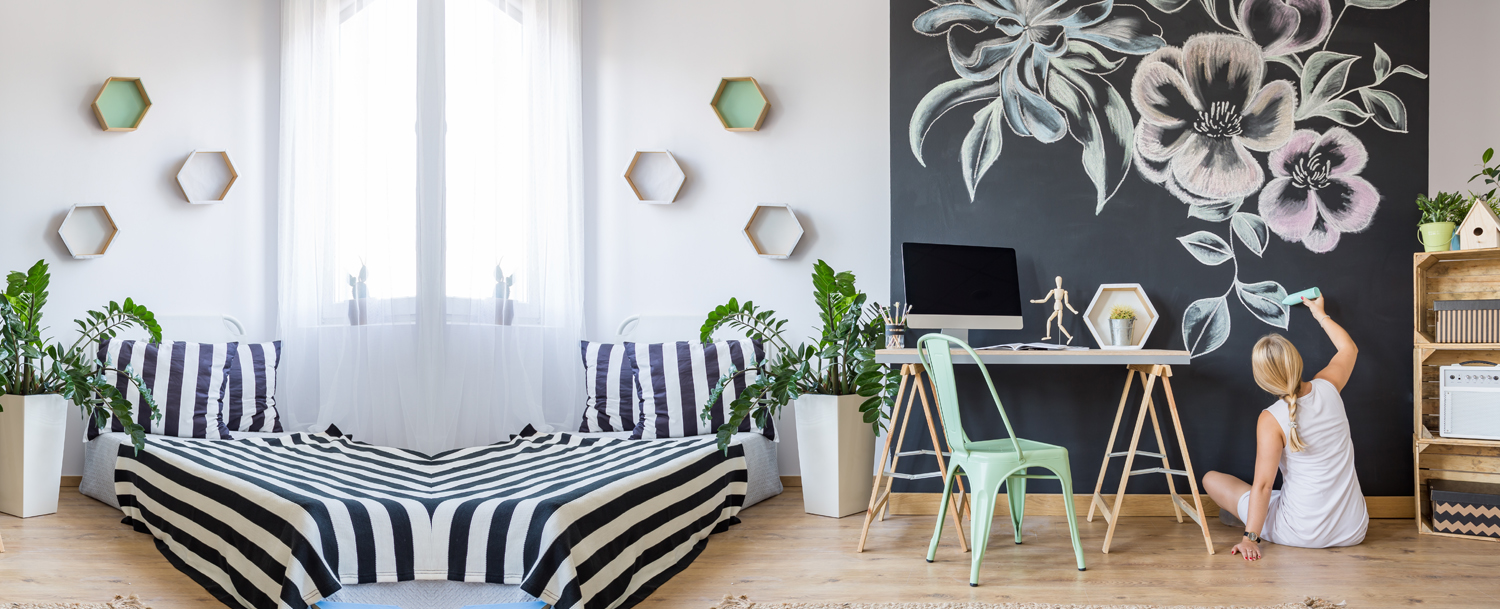 Black and white bedroom decor